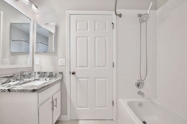 Building Photo - Modern 1/1 Spacious Apartment with 1 Car G...