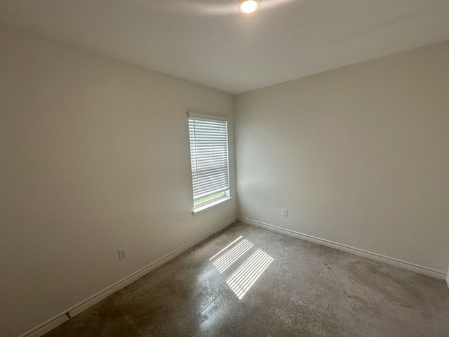 Building Photo - Beautiful 3 Bedroom 2 Bath Duplex availabl...