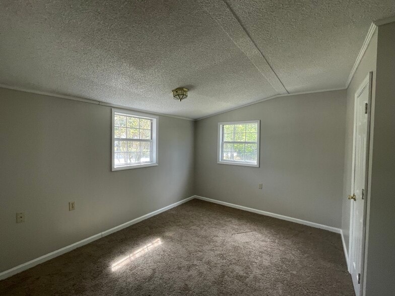 Building Photo - 102 W Cedar St