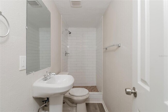 Building Photo - 5720 Chipper Dr