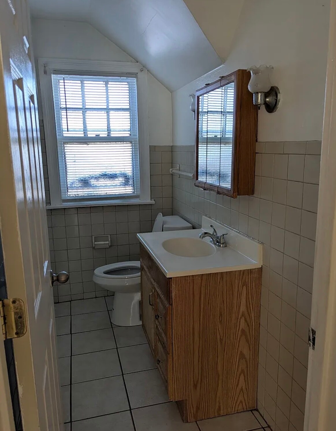 Building Photo - 10415 S Vernon Ave