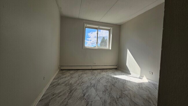 Building Photo - 5011 Valley Ln