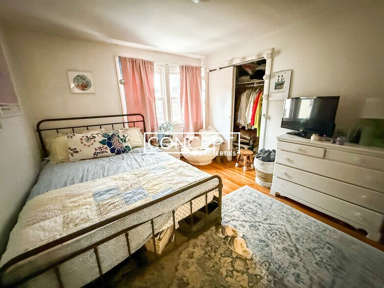 Building Photo - 22 Murdock St