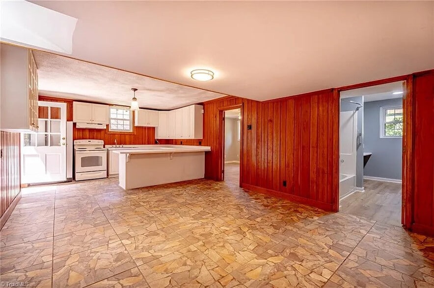 Building Photo - Room in House on Kinnamon Rd