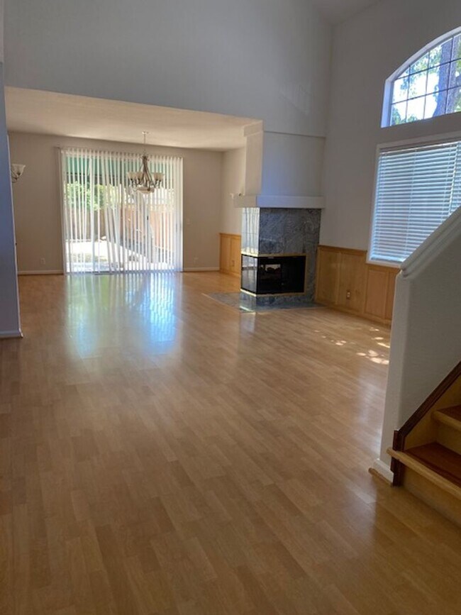 Building Photo - Spacious updated home with 3 downstairs be...