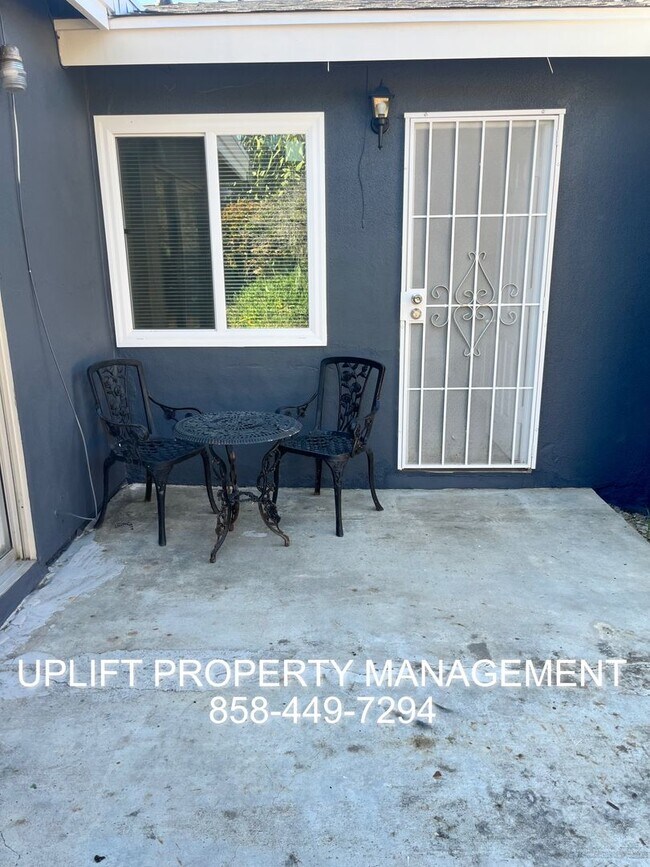 Building Photo - 3-Bedroom, 2-Bathroom w/ Garage and Large ...