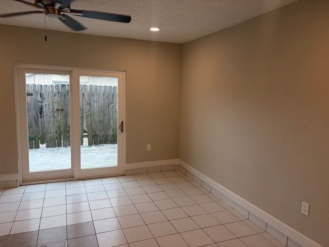 Building Photo - (OTR)4116Delaw