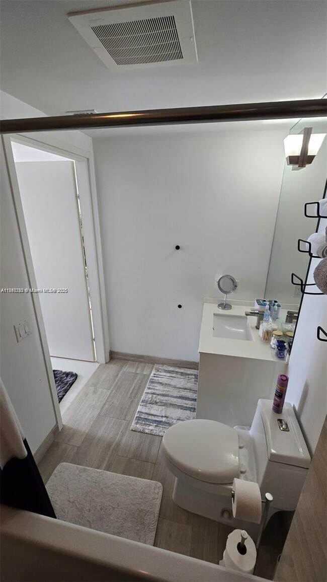 Building Photo - 1300 Brickell Bay Dr