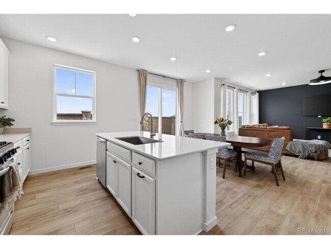 Building Photo - Spacious & Bright, Multi-Level 3BR 3BA in Commerce City w/ Private Yard!
