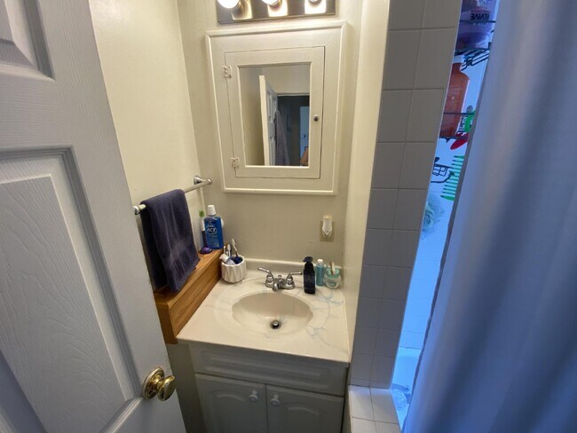 Building Photo - Spacious 1 Bedroom Upper Duplex Near Downtown Eau Claire - Available September 1st!