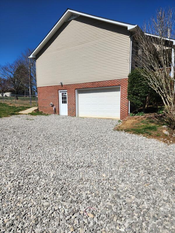 Building Photo - 143 W Gate Dr
