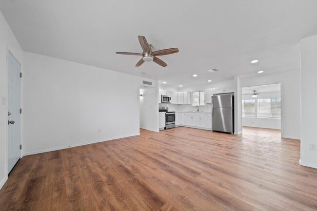 Building Photo - 570 S Yaqui Dr