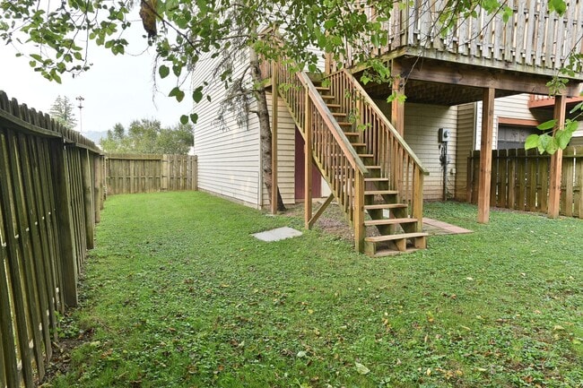 Building Photo - Townhouse in Highspire