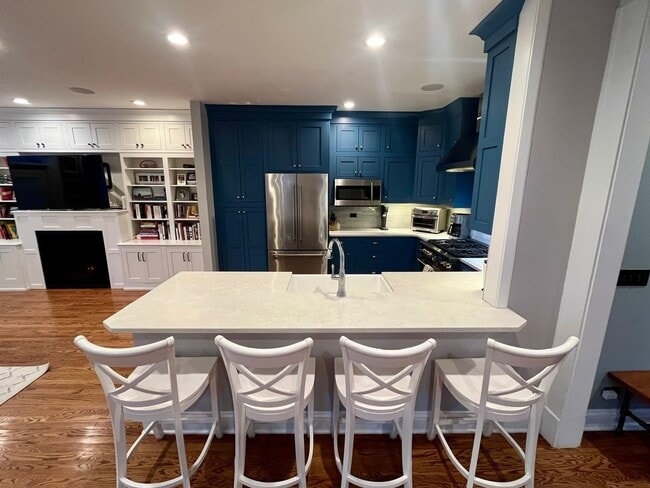 Building Photo - 3700 N Hermitage Ave