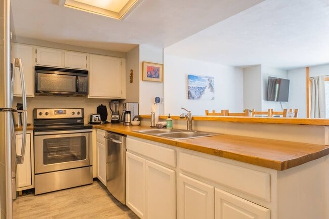 Building Photo - Walk to Main St and Gondola! Furnished!