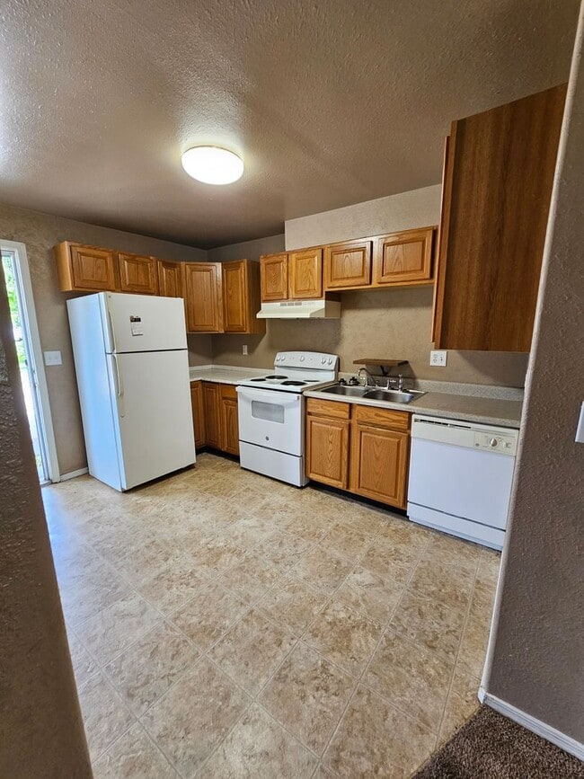 Building Photo - $1111 | 1BR/1BA | Cozy Lower Duplex Unit i...