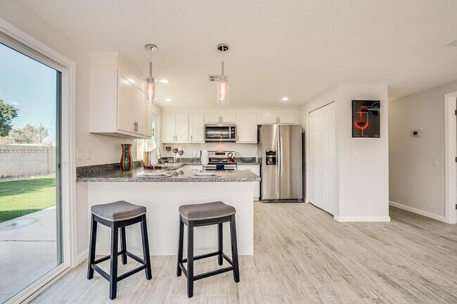 Building Photo - 1804 W Nopal Dr