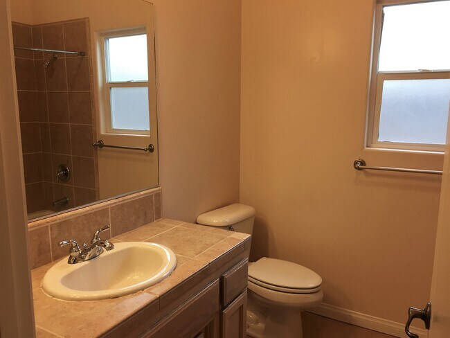Building Photo - Wonderful 4+2 located North of Stockdale H...