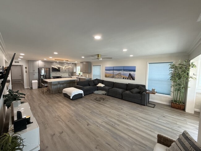 Building Photo - 1174 E Ocean Blvd