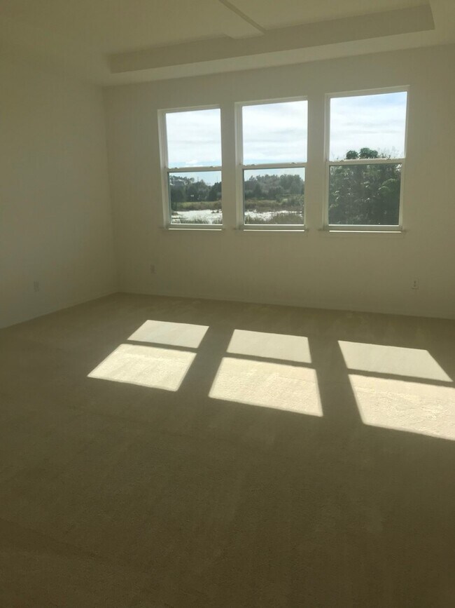 Building Photo - 5 Bedroom 3.5 Bathroom Family Home at Wind...