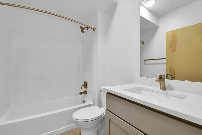 Building Photo - FUNky Building on Kingshwy