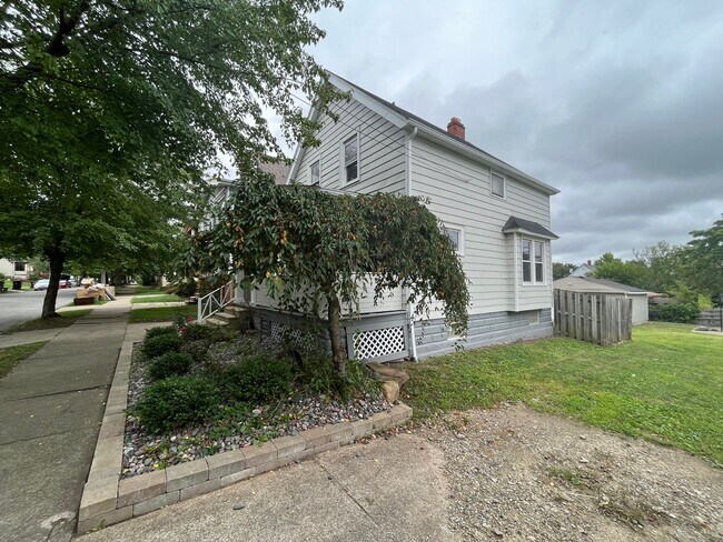 Building Photo - Old Brooklyn Area - 3 Bedroom Single Famil...