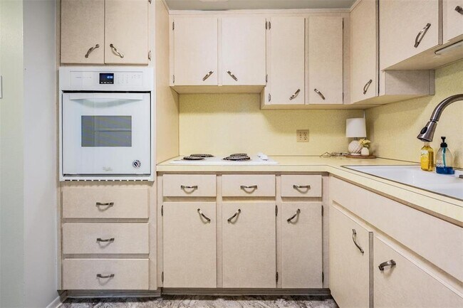 Building Photo - 2042 Australia Way W