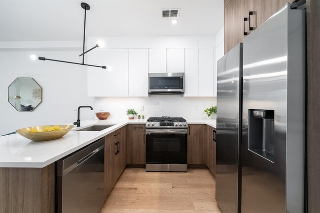 Building Photo - 10 Brinkerhoff St