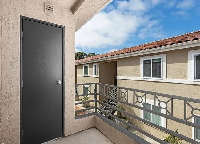 Building Photo - 7565 Charmant Dr