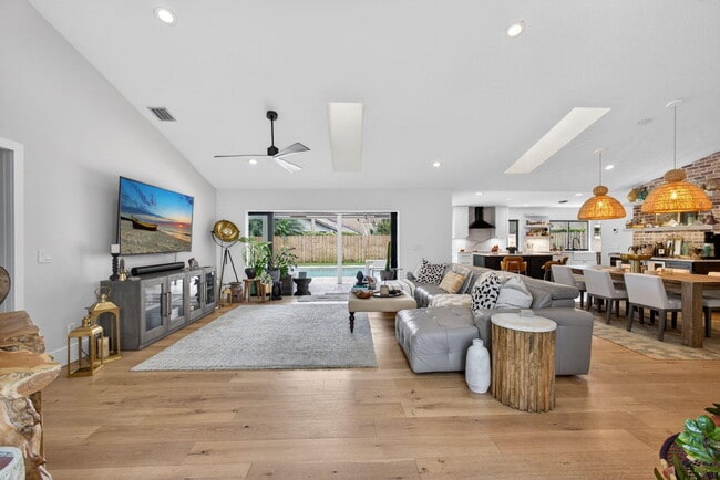 Building Photo - 12897 La Rochelle Cir