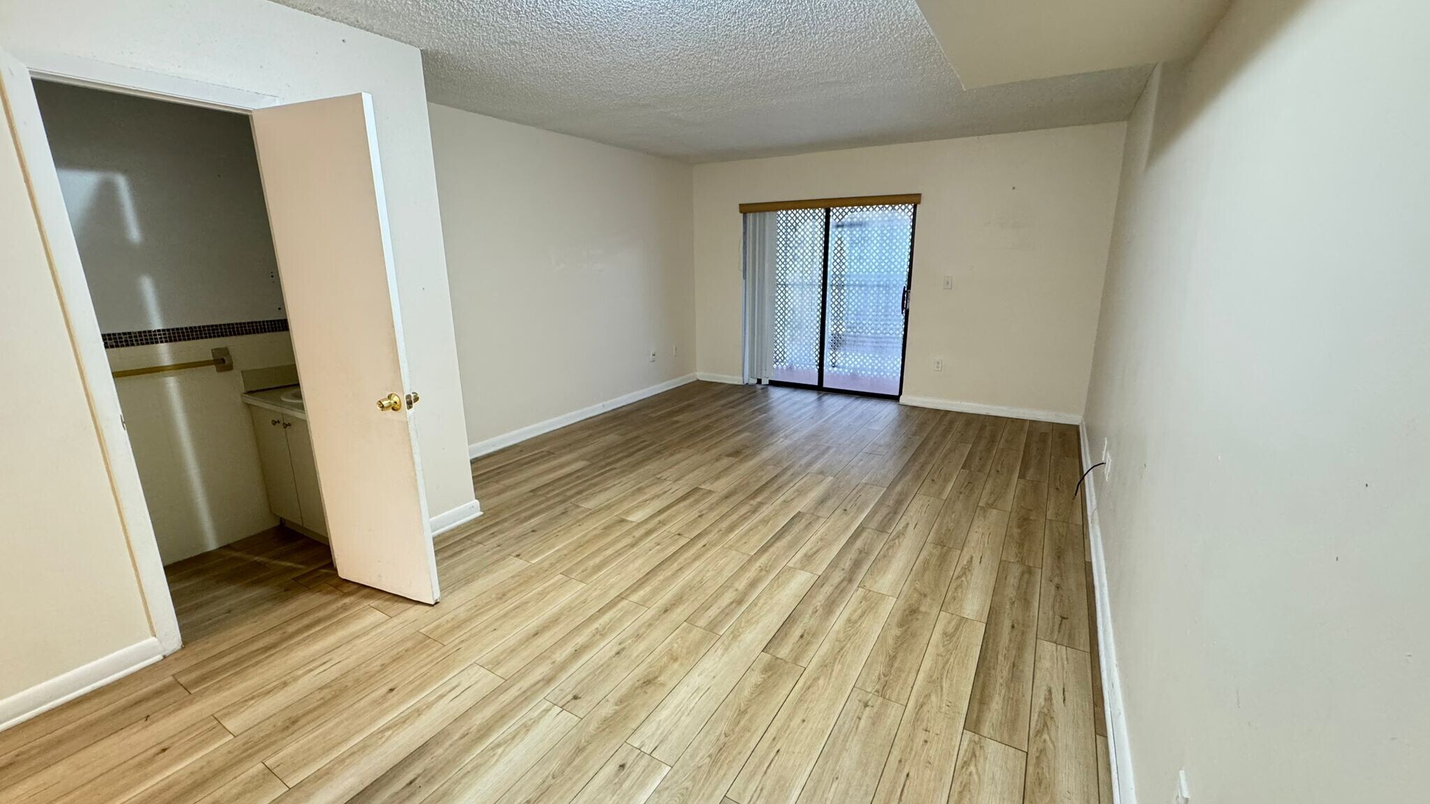 Building Photo - 2319 W 60th St