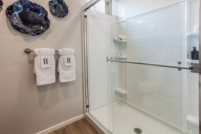 Building Photo - Modern 2 Bed / 2 Bath 1st Floor Condo w/ 1...