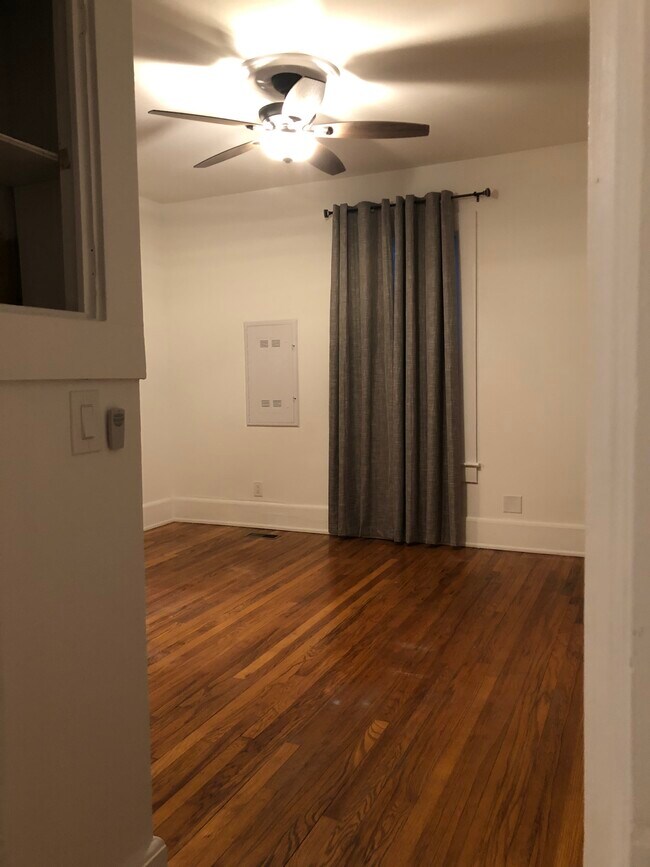 Building Photo - 1104 Hogan St