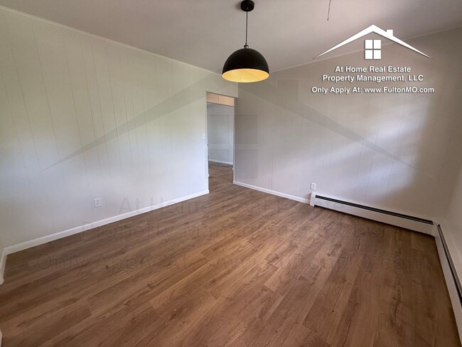 Building Photo - 511 Kleewood Dr