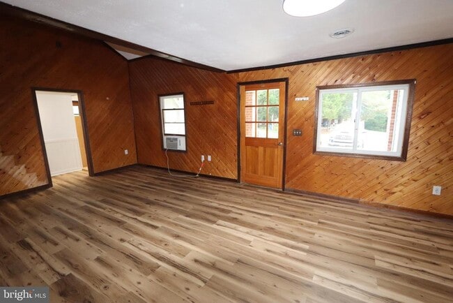 Building Photo - 9540 Greenfield Rd