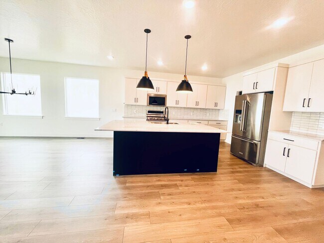 Building Photo - Stunning 5BD/3BA New Construction in Lehi | 3,287 SF | HOA Covers Yard | Aug 1