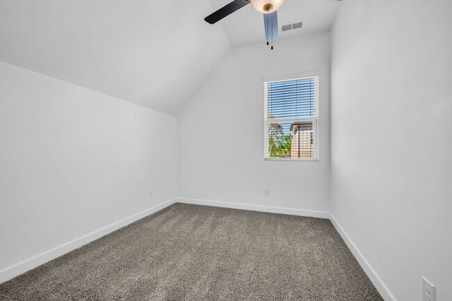 Building Photo - Modern Living in Bellevue