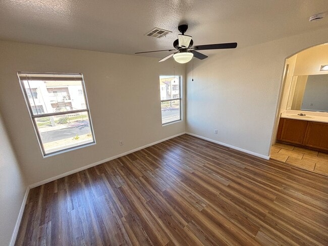 Building Photo - Beautiful 3Bed/3Bath Townhome w/ Garage lo...