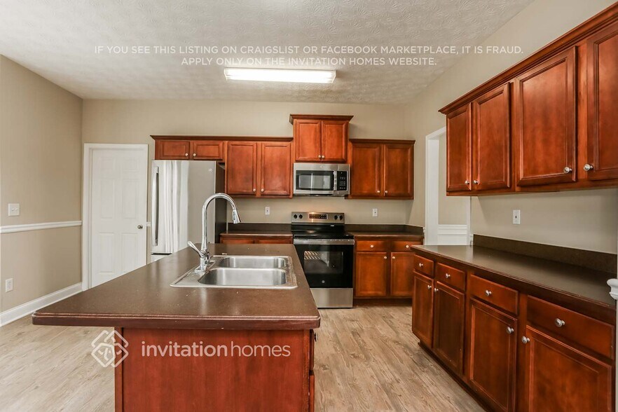 Building Photo - 225 Hedgewood Dr