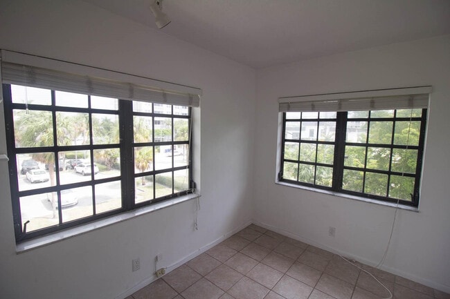 Building Photo - 917 NE 16th Ave