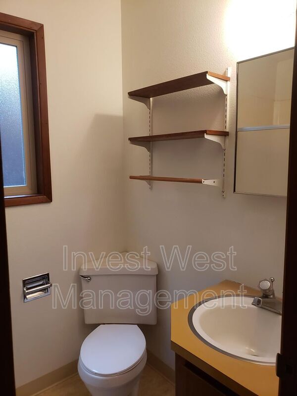 Building Photo - 5916 NW Bernie Dr