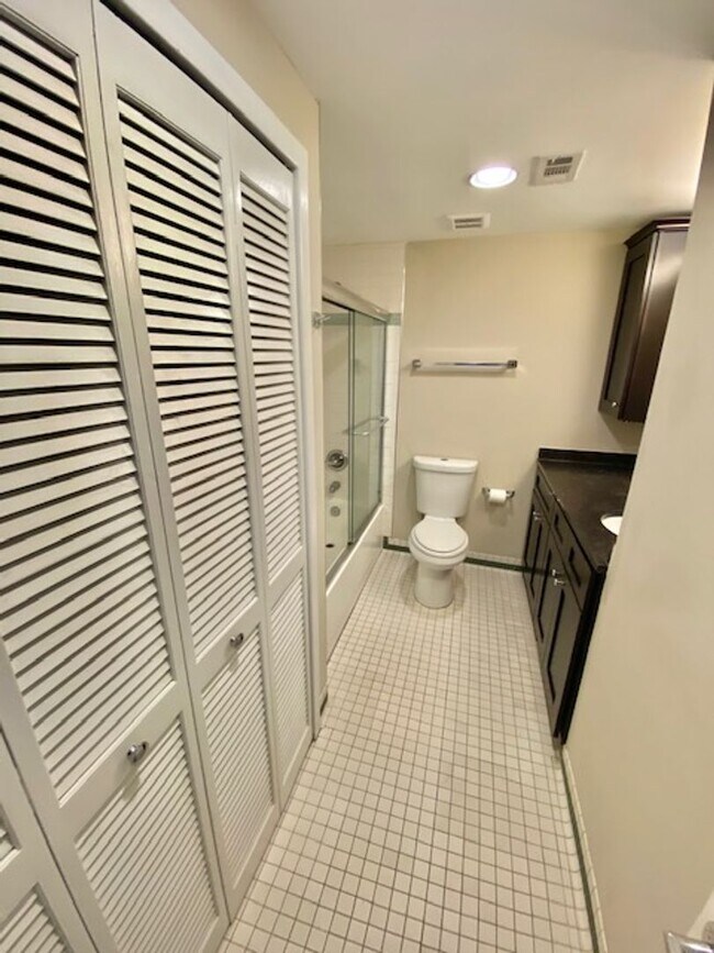 Building Photo - Dupont - West End Fabulous studio with decorative Fireplace & W/D