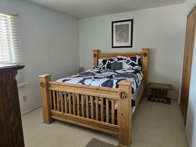 Building Photo - Furnished Four Bedroom Home With Sierra Bl...