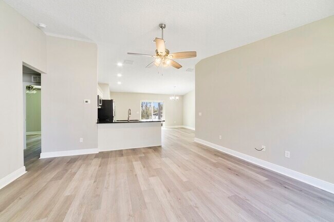 Building Photo - 1336 W Cary Dr