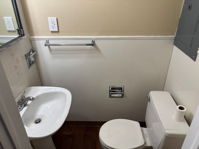 Building Photo - 3 Bedroom House