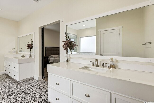 Building Photo - 303 Pendleton Ave