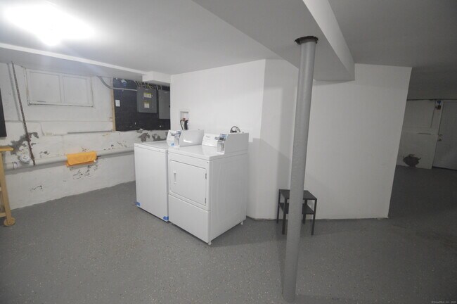 Building Photo - 807 Brewster St