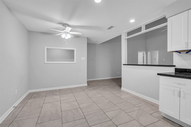 Building Photo - 4407 Hickory Grove Dr