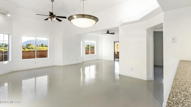 Building Photo - 574 Duchess Dr