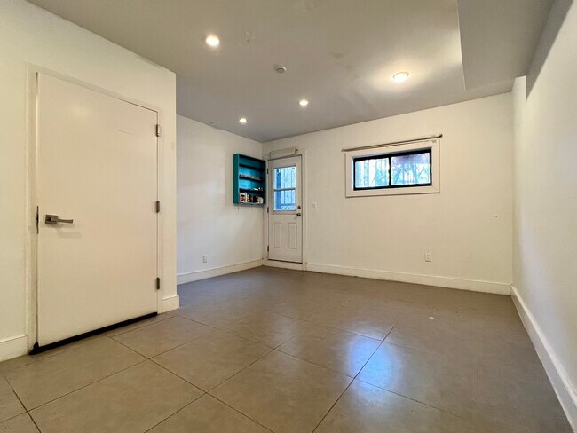 Building Photo - 162 W 120th St